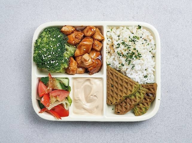 Норвежский бенто с куриным филе в терияки.