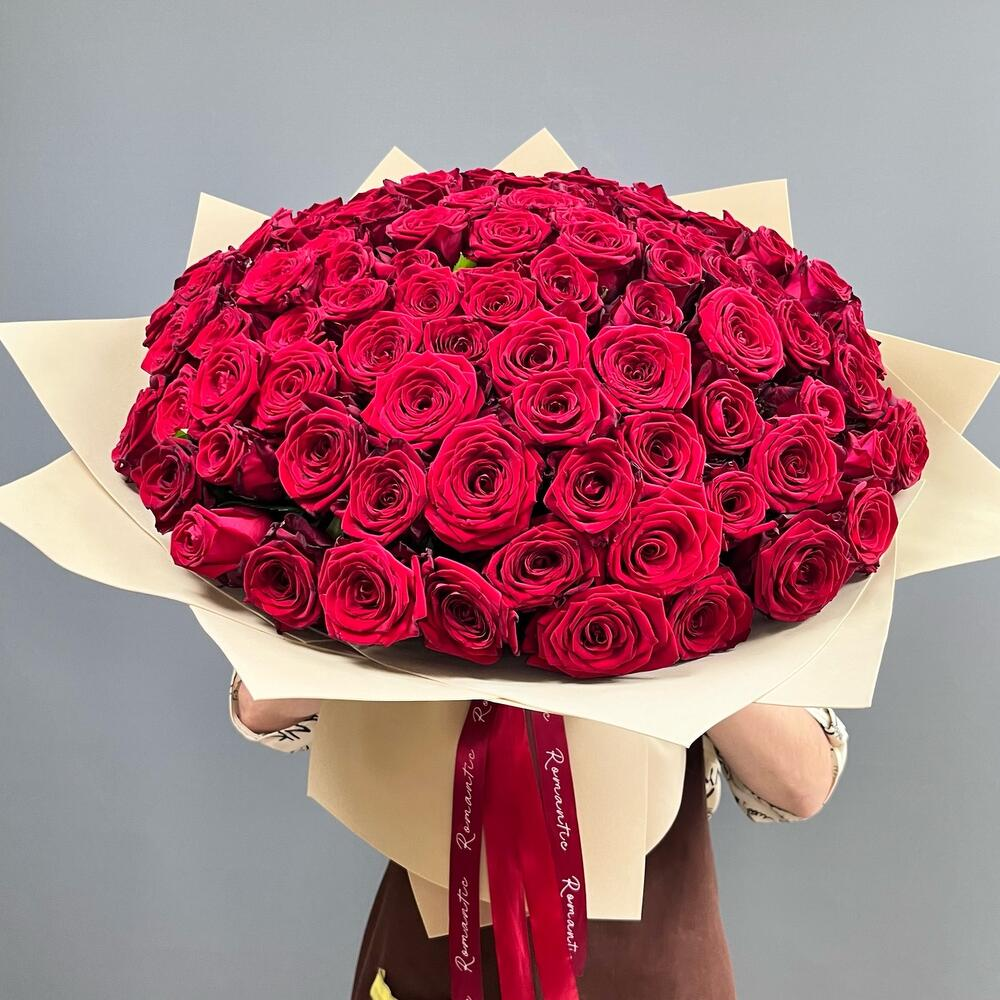 101 красная Роза в стильном оформлении