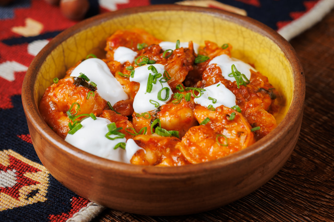 [Д] Креветки в соусе аджика-кимчи под цитрусовым йогуртом