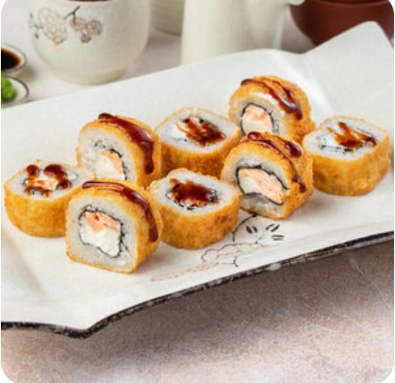 Жареный ролл с лососем