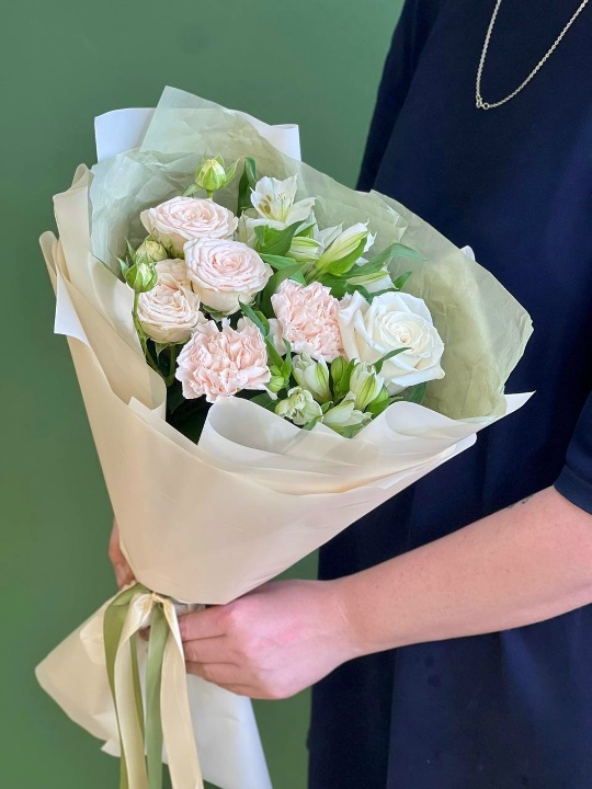 Букет комплимент с кремовой кустовой розой ,кремовыми гвоздиками и белой альстромерией