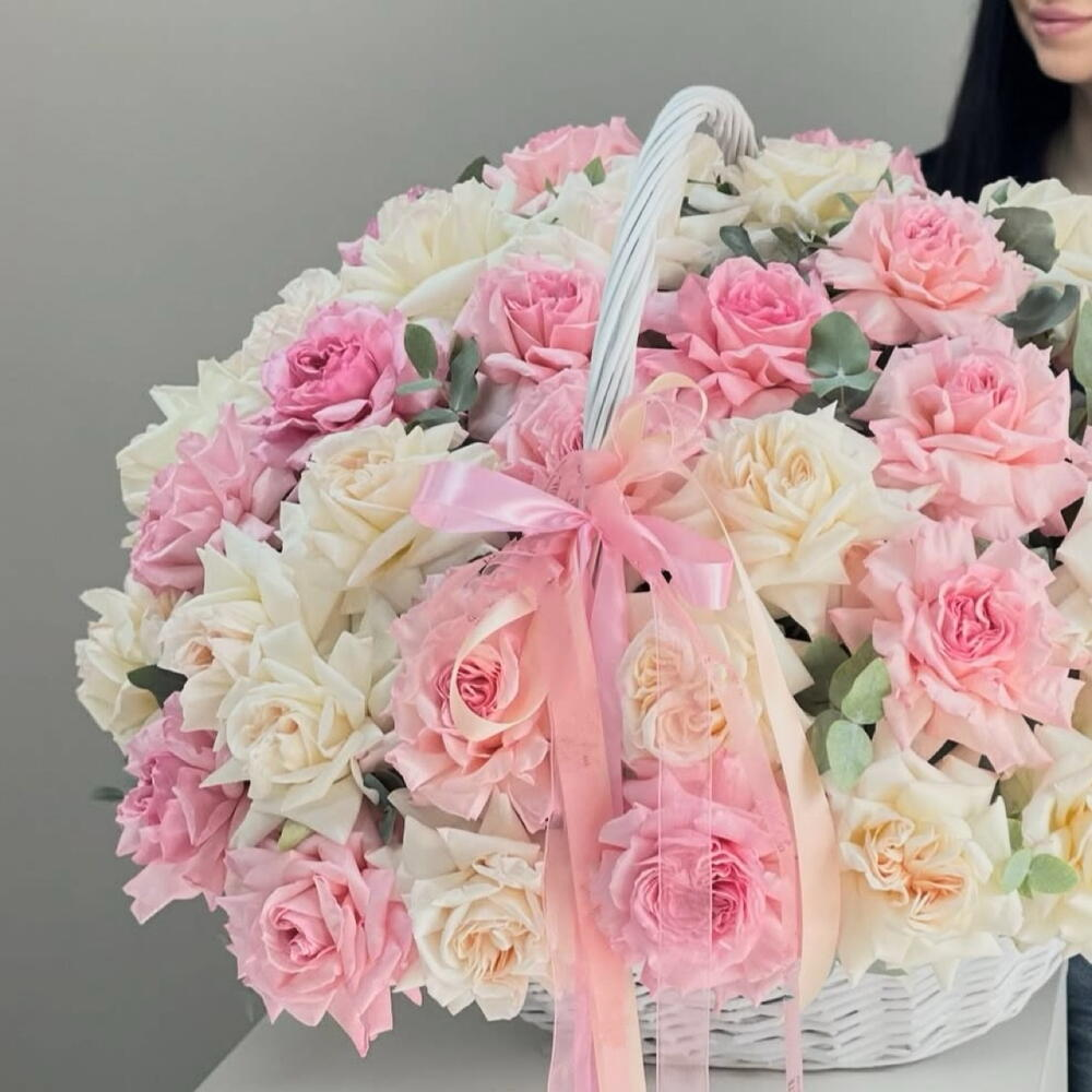 Французские розы и эвкалипт в корзине