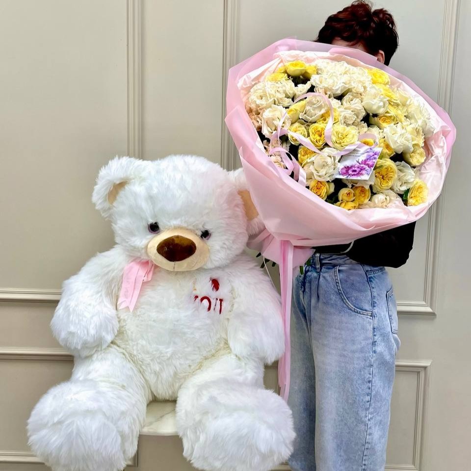 Букет из 13 кустовых роз+мишка