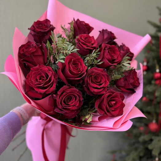Букет красных роз с фисташкой