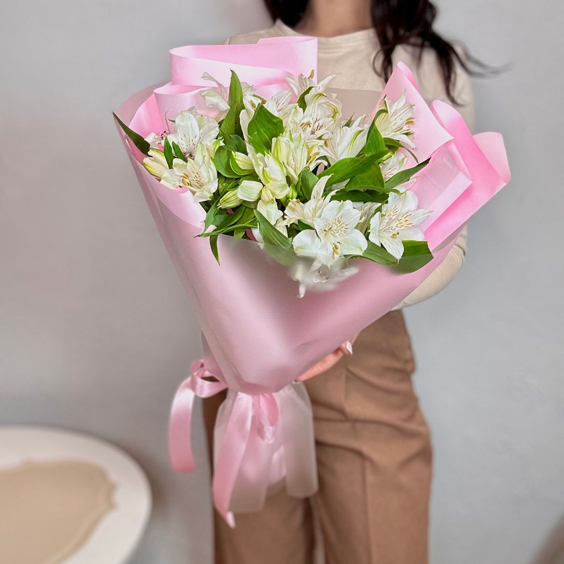 Нежные, белые альстромерии