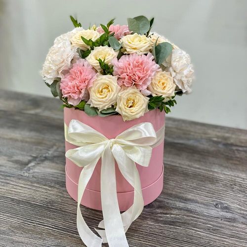 Букет из кустовых роз и диантусов в коробке (к1874)