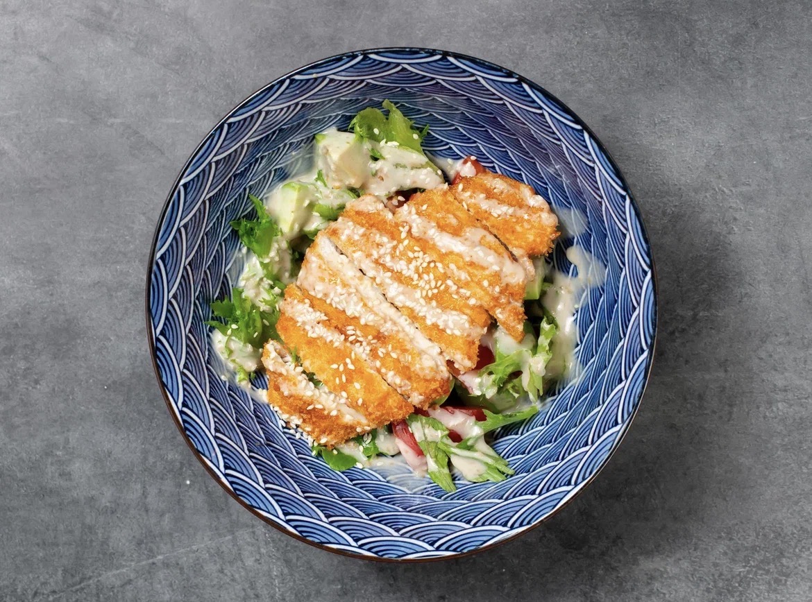 Курица темпура, авокадо и ореховый соус