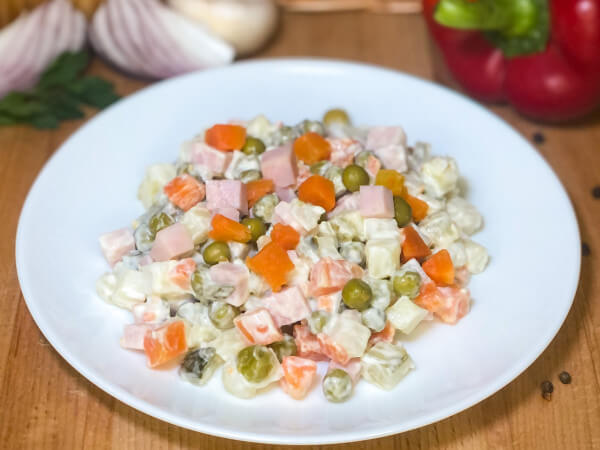Салат оливье с ветчиной