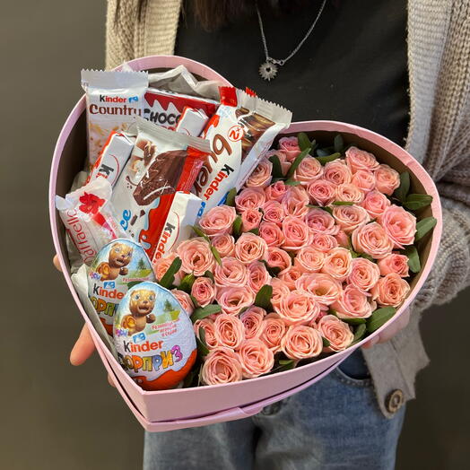 Композиция ко дню святого Валентина в виде сердца с kinder и кустовой розой
