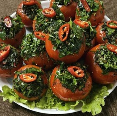 Помидоры, фарширов. зеленью и овощами