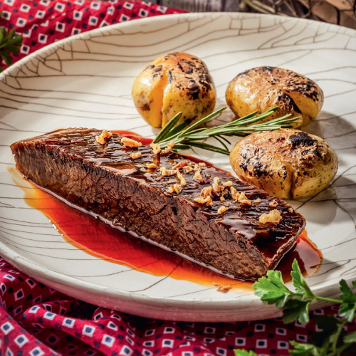 Томленая грудинка с молодым картофелем