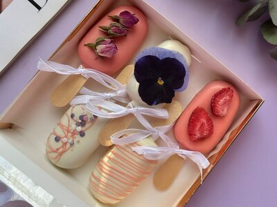 Чизкейки в белом шоколаде на палочке