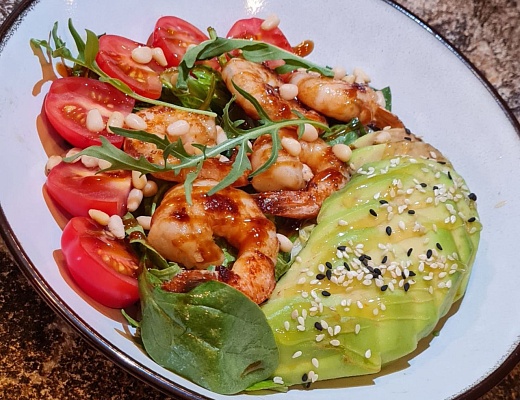 Салат с креветками и авокадо