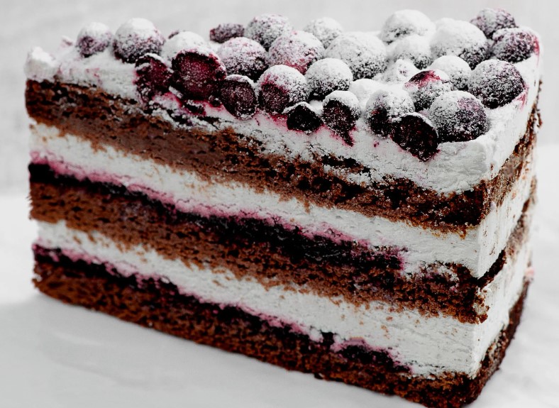 Торт с черной смородиной