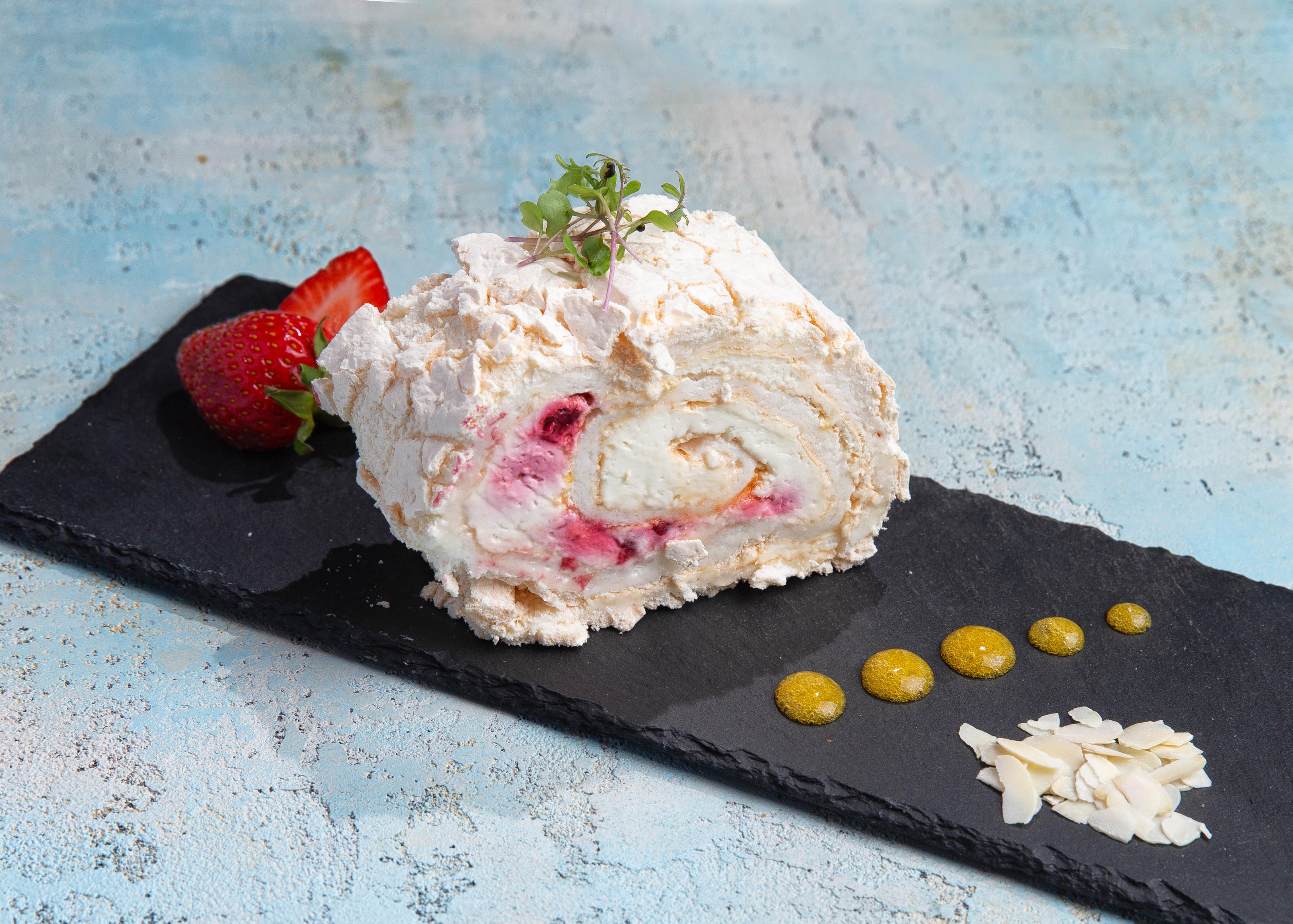 Меренговый рулет с малиной