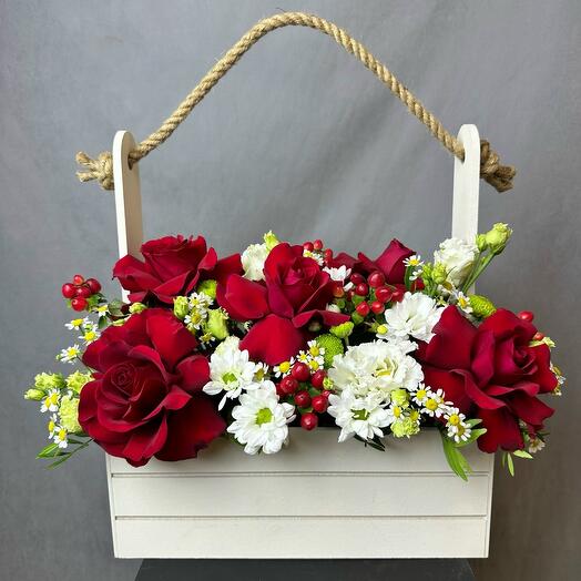 Деревянный ящик с цветами