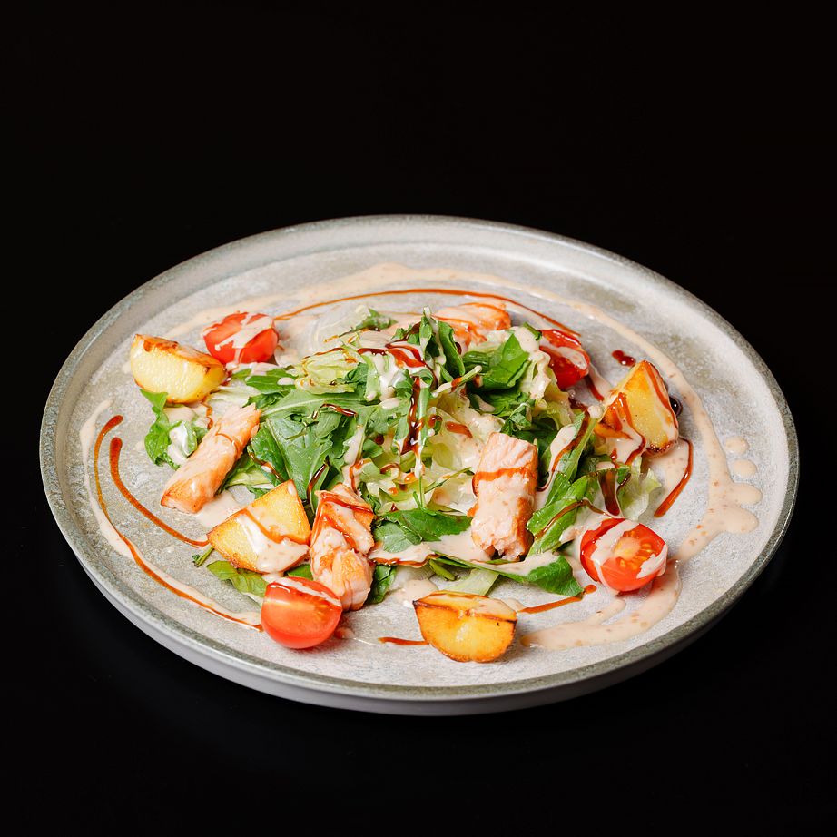 Салат с жареным лососем и картофелем