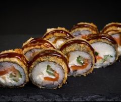 Жареный ролл с креветкой