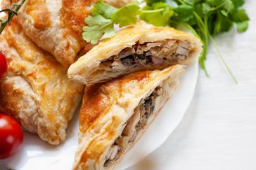 Слойка с курицей и грибами
