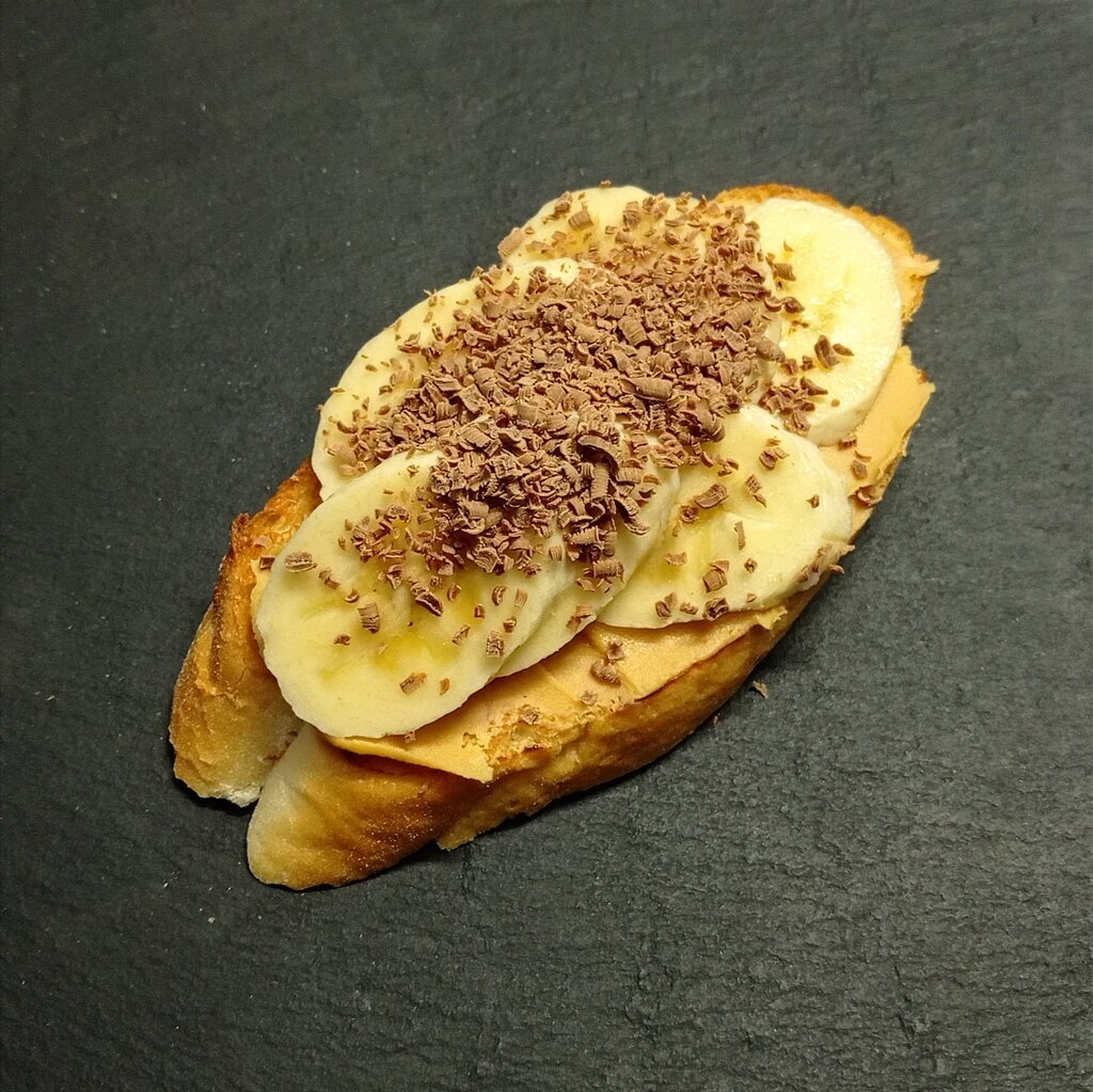 Брускетта с бананом, шоколадной крошкой