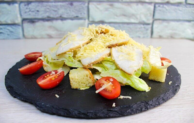Салат цезарь с курицей