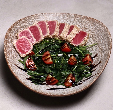 Салат с рукколой и тунцом татаки