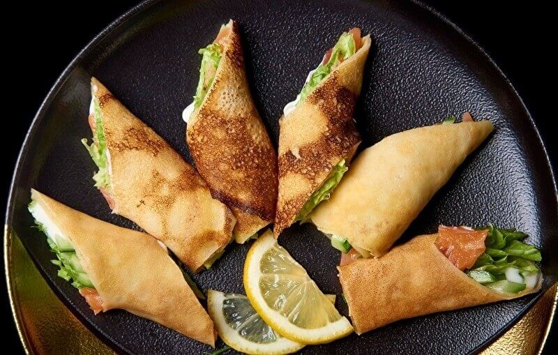 Блинные роллы с лососем и овощами 6 шт.