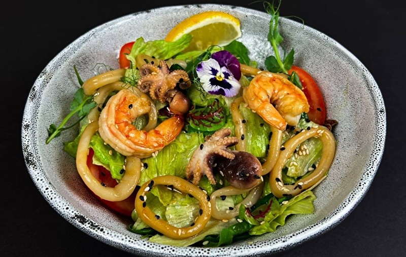 Салат с морепродуктами и овощами