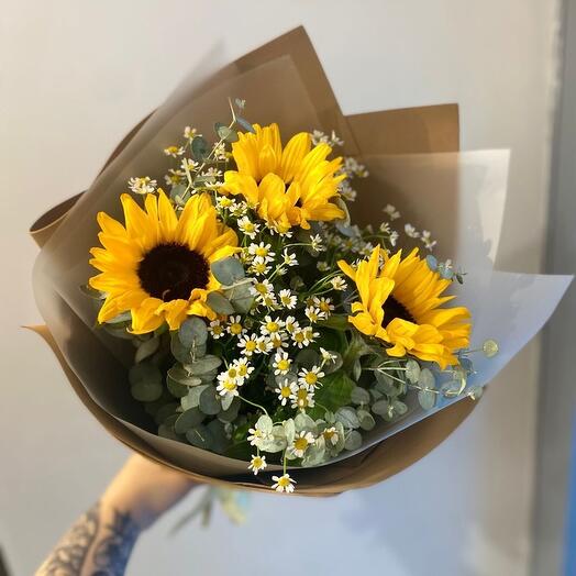 Букет с подсолнухами и танацетумом