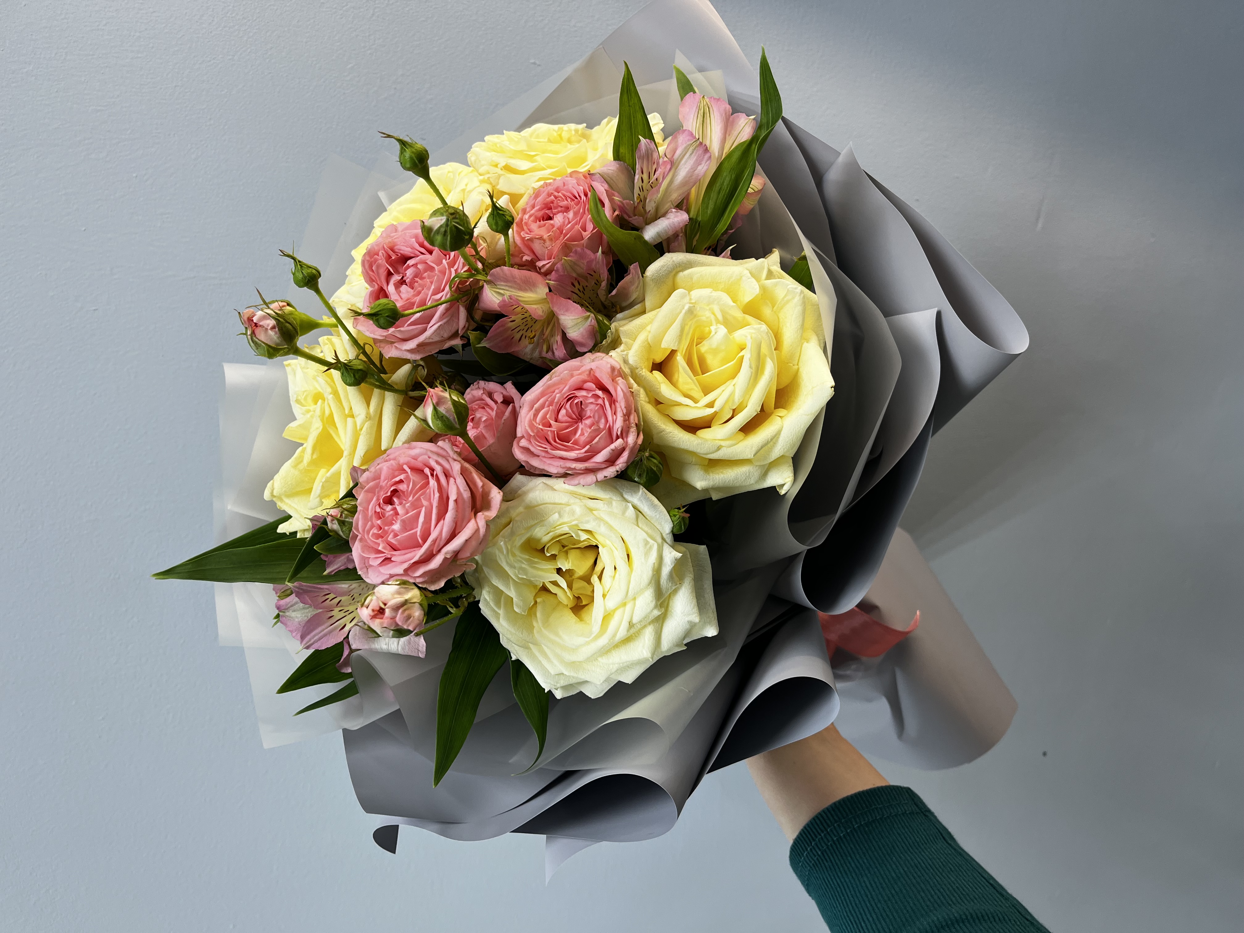 Букет из пионовидных и кустовых роз