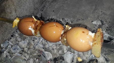 Три яйца с салом на углях 1 порция