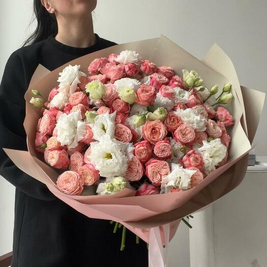 Сборный букет с розой пионовидной и эустомой 