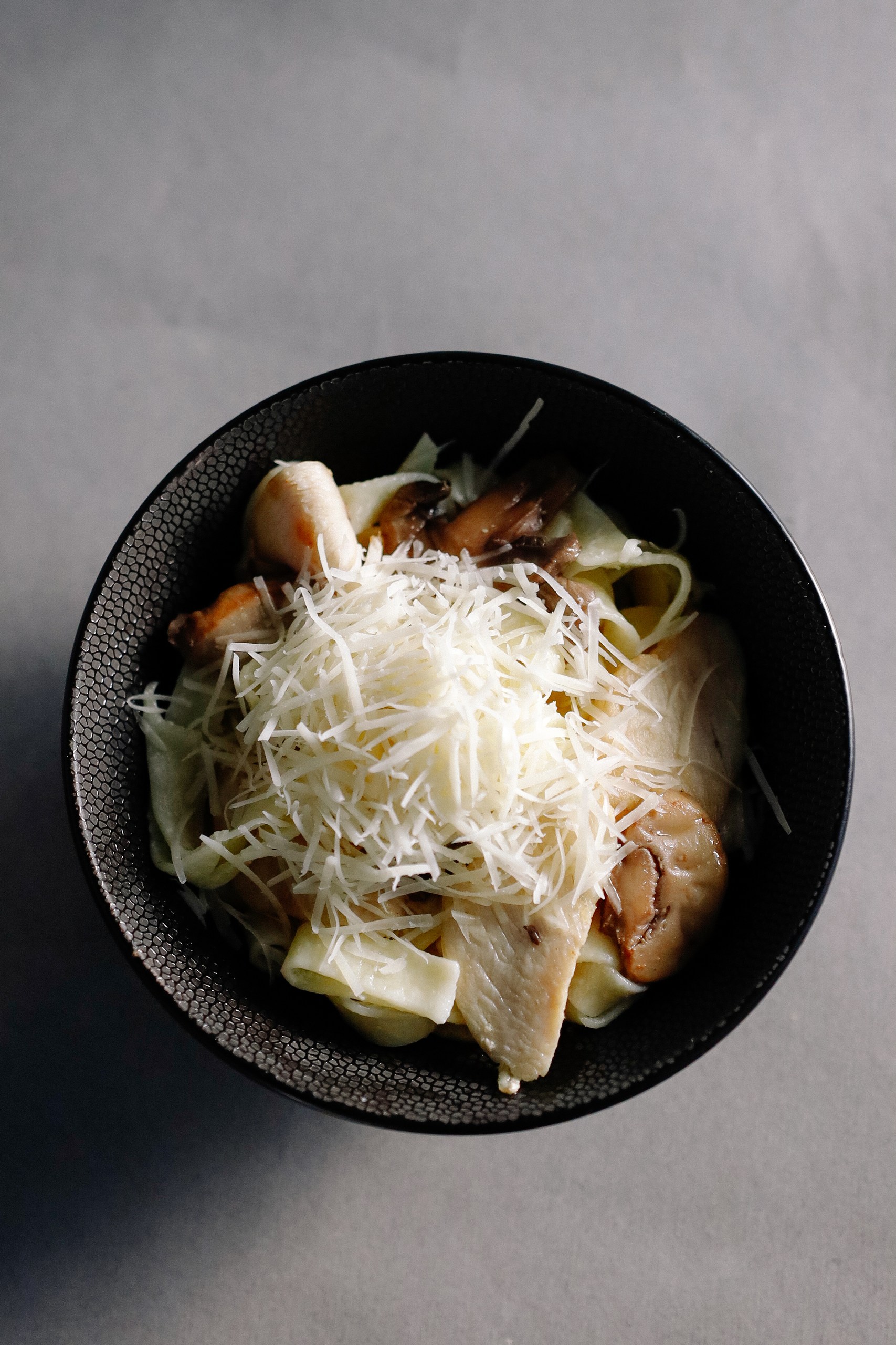 Паста с курицей и грибами