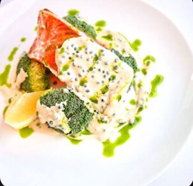 Стейк из лосося с брокколи и сливочным соусом