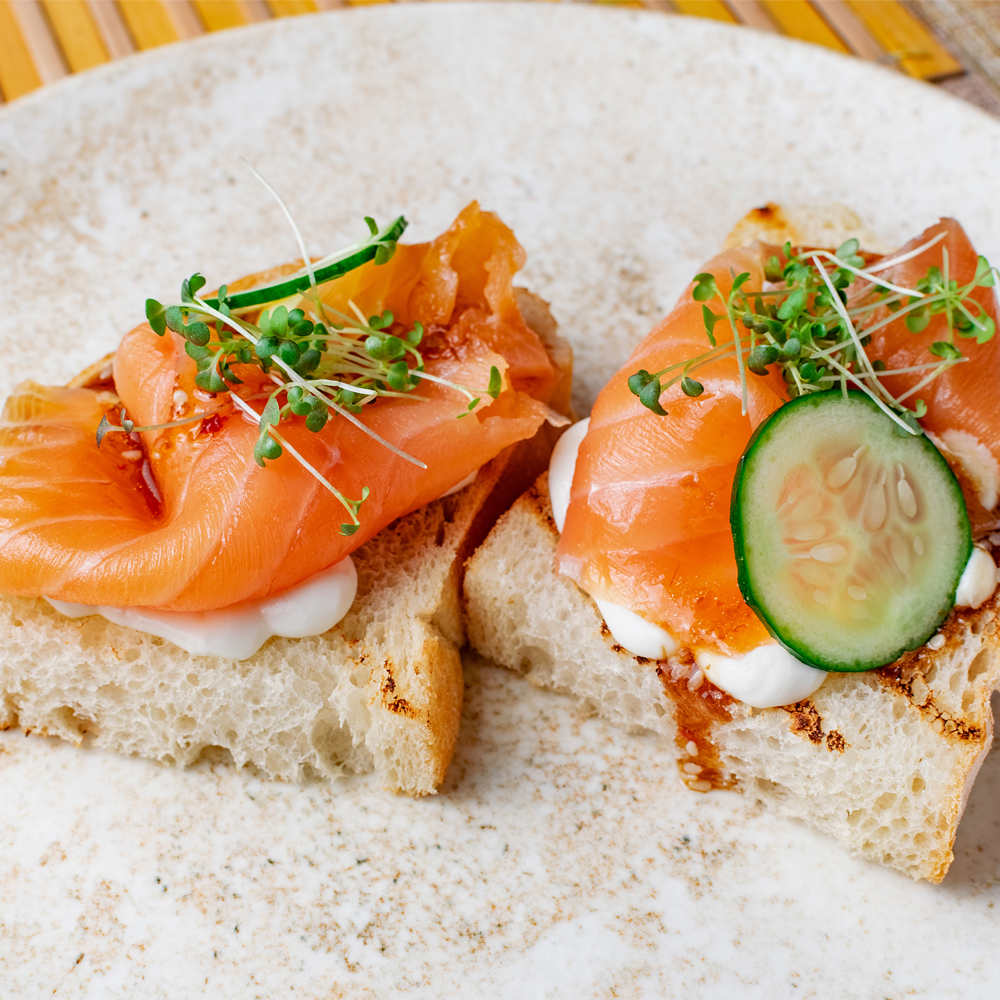 Брускетта с лососем