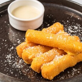 Сырные палочки с белым соусом