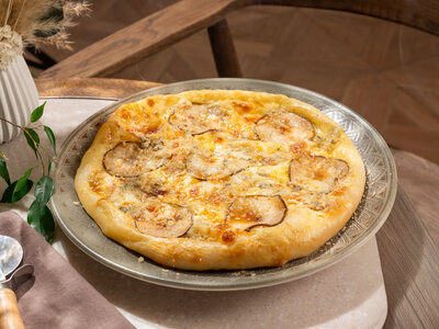 Хачапури с грушей и горгонзолой