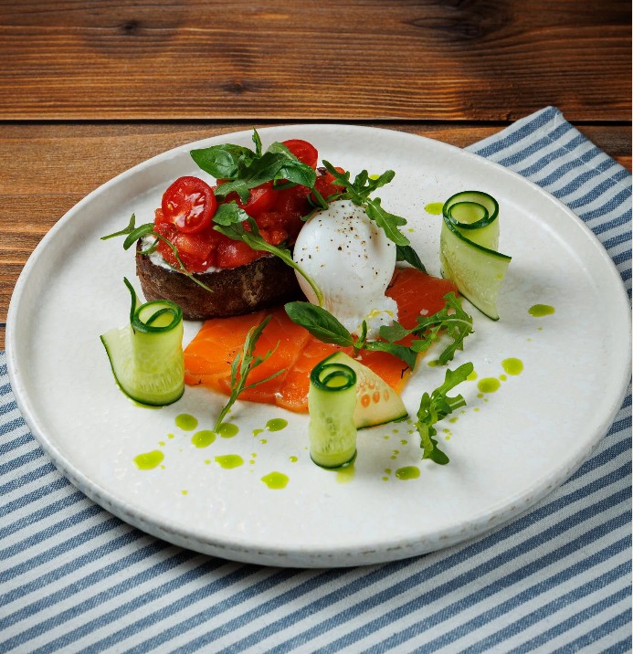 Брускетта с лососем томатами конкассе и яйцом пашот