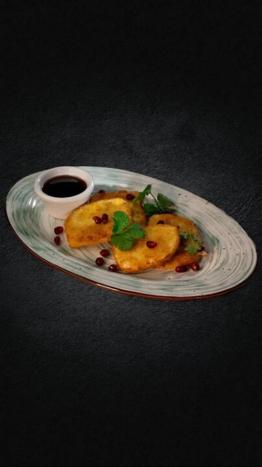 Сулугуни жареный со соусом Наршараб