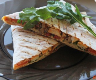 Кесадилья с курицей и грибами