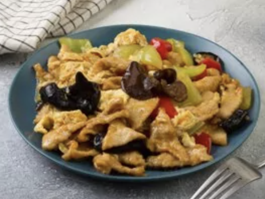 Свинина жаренная с кита. грибами и яйцом