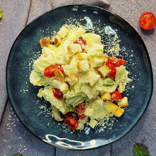 Салат Цезарь с курицей