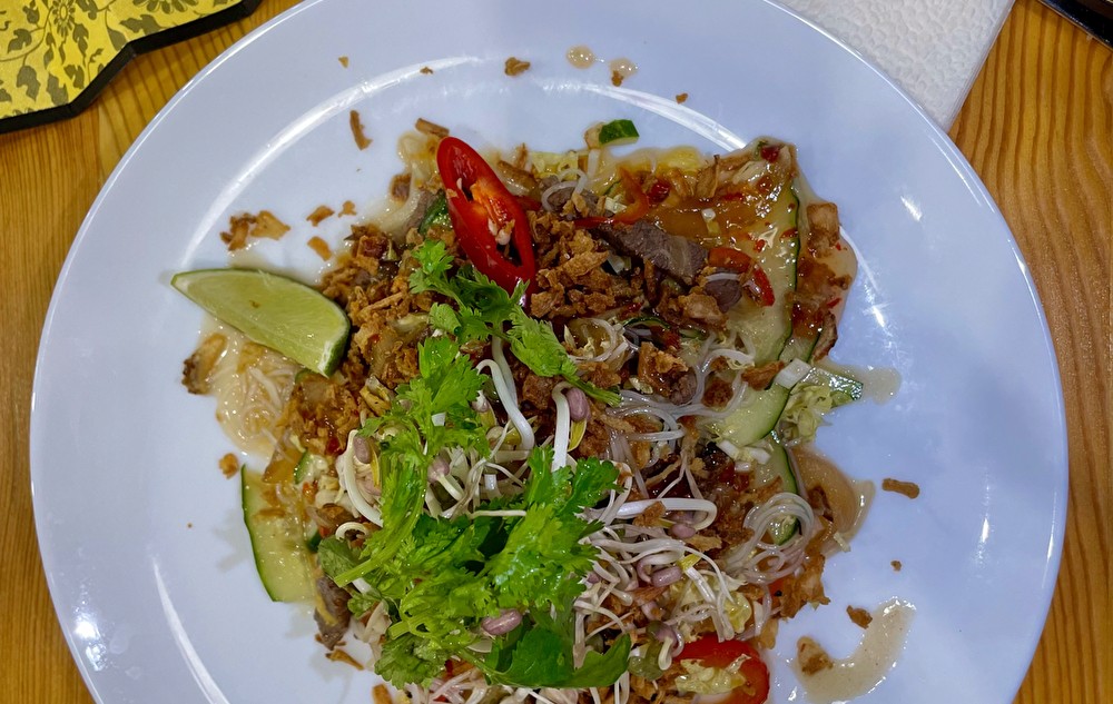 Салат с фунчозой и говядиной