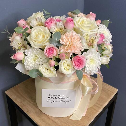 Композиция из роз, кустовых роз и диантусов беж