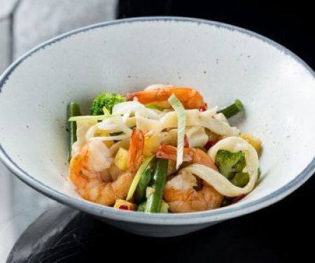 Удон с тигровой креветками и овощами