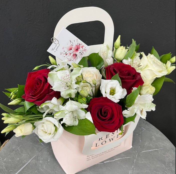 Сумочка с розами и эустомой