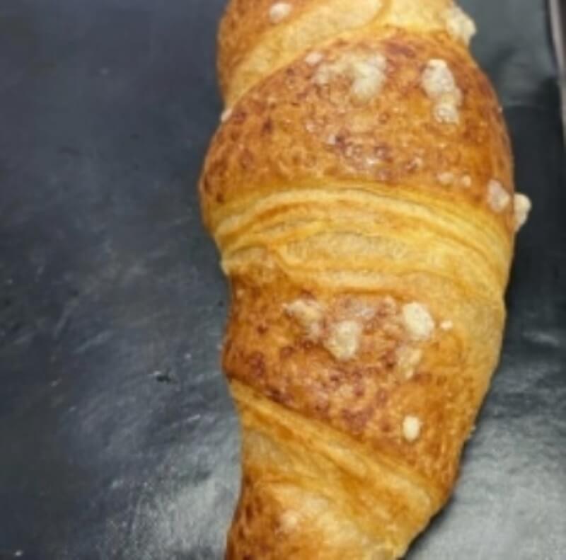 Круассан с малиной