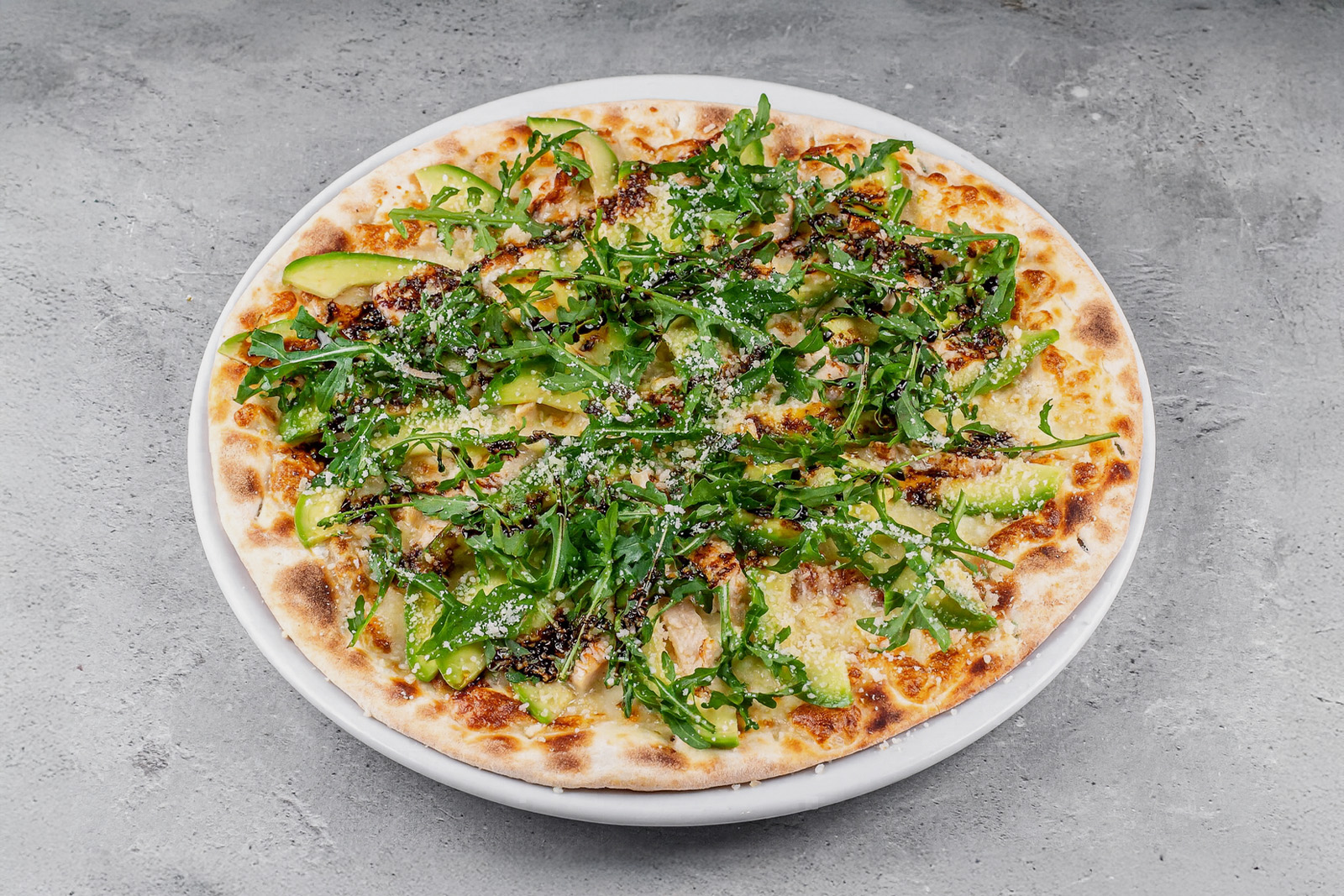 Пицца с курицей и авокадо