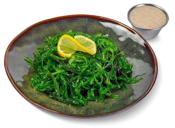 Салат чука с ореховым соусом