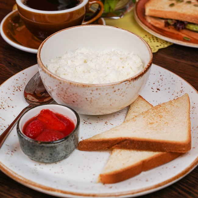 Каша овсяная на кокосовом молоке с тостом и соусом из клубники
